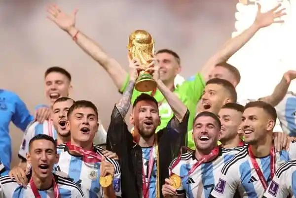 আন্তর্জাতিক ফুটবল বিশ্বকাপ জেতা আর্জেন্টিনা দলের উল্লাস ও ট্রফি উঁচু করে ধরা. Channel i News - চ্যানেল আই নিউজ