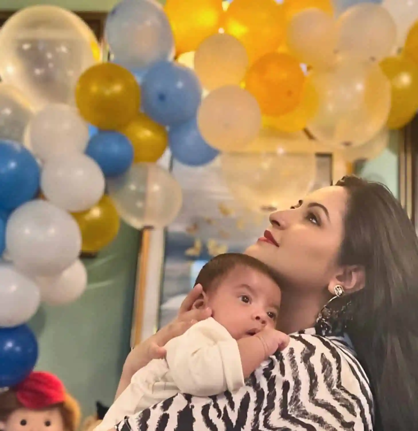সুন্দর নারী ও শিশুর ছবি, ব্যাকগ্রাউন্ডে রঙিন গ balloons. Channel i News - চ্যানেল আই নিউজ