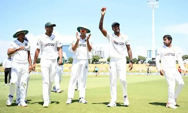 বাংলাদেশ ক্রিকেট দলের খেলোয়াড়রা মাঠে, জেতার উদযাপন করছে. Channel i News - চ্যানেল আই নিউজ