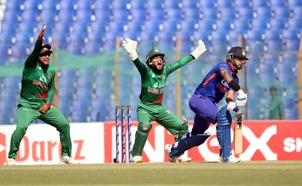 বাংলাদেশ ক্রিকেট দল জয়ের উল্লাসে মাঠে আনন্দ উদযাপন করছে. Channel i News - চ্যানেল আই নিউজ