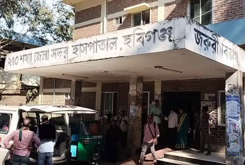 ইউনিয়ন পরিষদ ভবনের সামনে মানুষজন ও যানবাহন উপস্থিত. Channel i News - চ্যানেল আই নিউজ