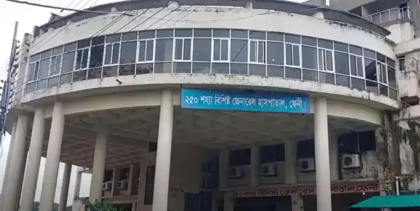 নির্মাণাধীন ভবনের সামনে বাংলা ভাষায় লেখা বোর্ড. Channel i News - চ্যানেল আই নিউজ
