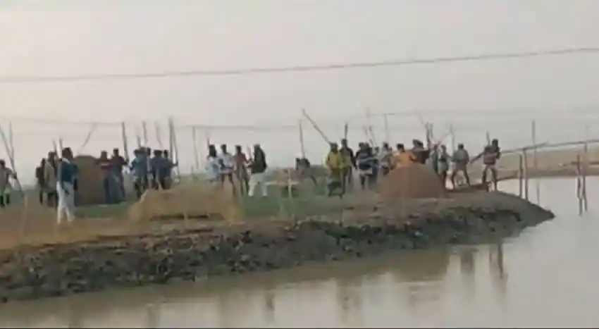 নাটোরের সিংড়ায় দুই গ্রুপের সংঘর্ষের সময় গুলিবিদ্ধ ১২ জনের ছবি. Channel i News - চ্যানেল আই নিউজ