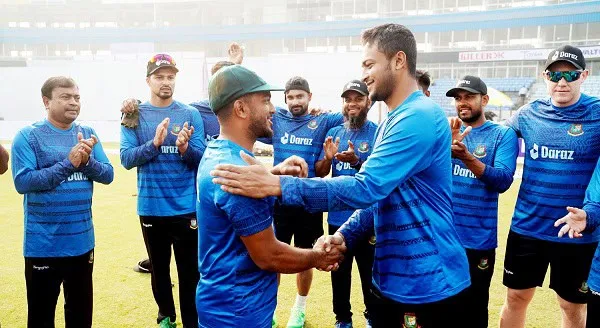 বাংলাদেশ ক্রিকেট দলের খেলোয়াড়রা মাঠে একে অপরের সাথে শুভেচ্ছা বিনিময় করছে. Channel i News - চ্যানেল আই নিউজ