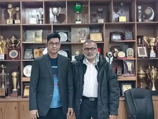 দুই ব্যক্তি ট্যুর্নামেন্ট ট্রফি ও পুরস্কার সহ ছবি. Channel i News - চ্যানেল আই নিউজ
