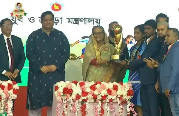 চ্যাম্পিয়ন সিলেট দলের খেলোয়াড়রা ট্রফি গ্রহণ করছে. Channel i News - চ্যানেল আই নিউজ