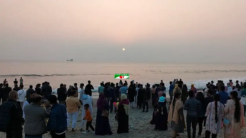 কক্সবাজার সৈকতে পর্যটকদের ভিড়, সূর্যাস্তের দৃশ্য. Channel i News - চ্যানেল আই নিউজ