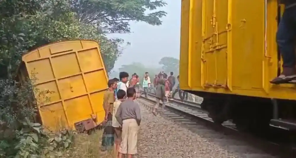 রেললাইন পাশে মানুষজন দাঁড়িয়ে, একটি ট্রেন চলাচল করছে. Channel i News - চ্যানেল আই নিউজ