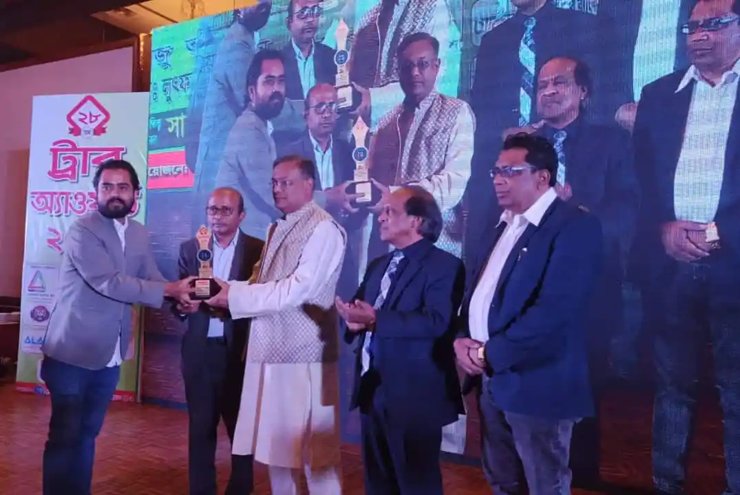 নির্বাচিত ব্যক্তিরা পুরস্কার গ্রহণ করছেন, চ্যানেল আই অনলাইন. Channel i News - চ্যানেল আই নিউজ