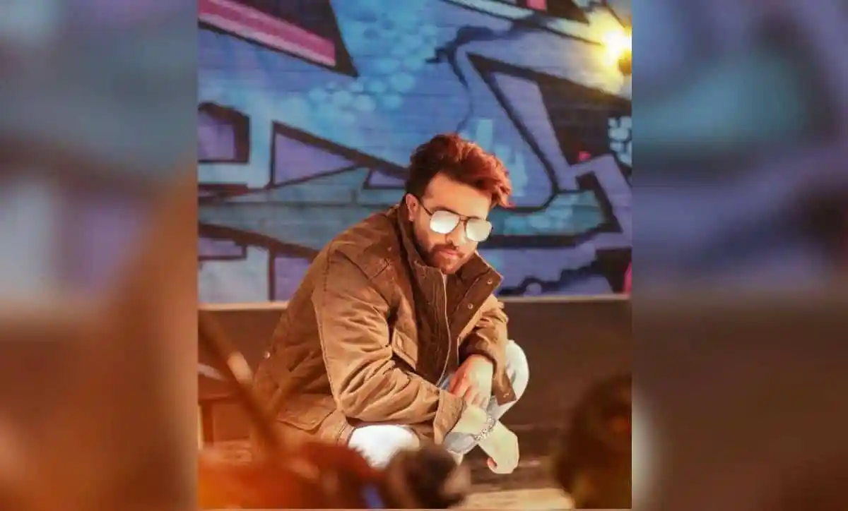 শাকিব খান ক্যামেরার দিকে তাকিয়ে থাকছেন, গ্লাস পরা, ক্যাজুয়াল পোশাক।. Channel i News - চ্যানেল আই নিউজ