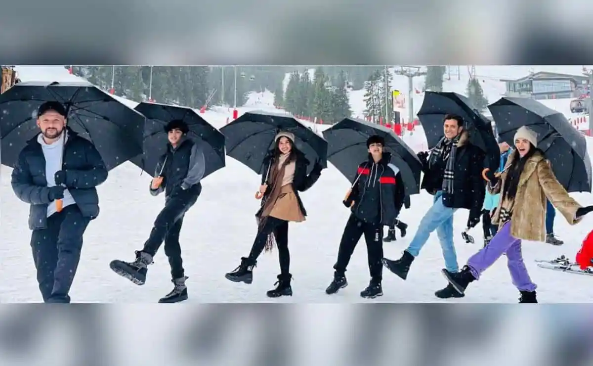 দলটি বরফে ভরা স্কি রিসোর্টে ছুটির আনন্দ উপভোগ করছে. Channel i News - চ্যানেল আই নিউজ