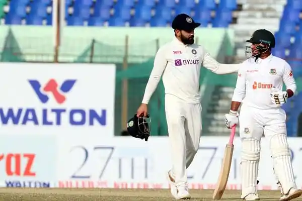 বাংলাদেশ-ভারত ক্রিকেট ম্যাচে দুই ক্রিকেটার কথা বলছেন মাঠে. Channel i News - চ্যানেল আই নিউজ