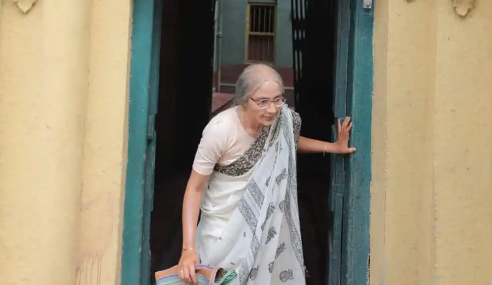 বৃদ্ধা মহিলা দরজা দিয়ে বের হচ্ছেন, সাধারণ জীবনযাত্রার দৃশ্য. Channel i News - চ্যানেল আই নিউজ