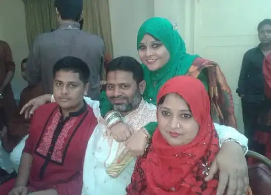 একটি পারিবারিক বা সামাজিক অনুষ্ঠানে অংশগ্রহণকারীরা হাসিমুখে ছবি তুলছেন. Channel i News - চ্যানেল আই নিউজ