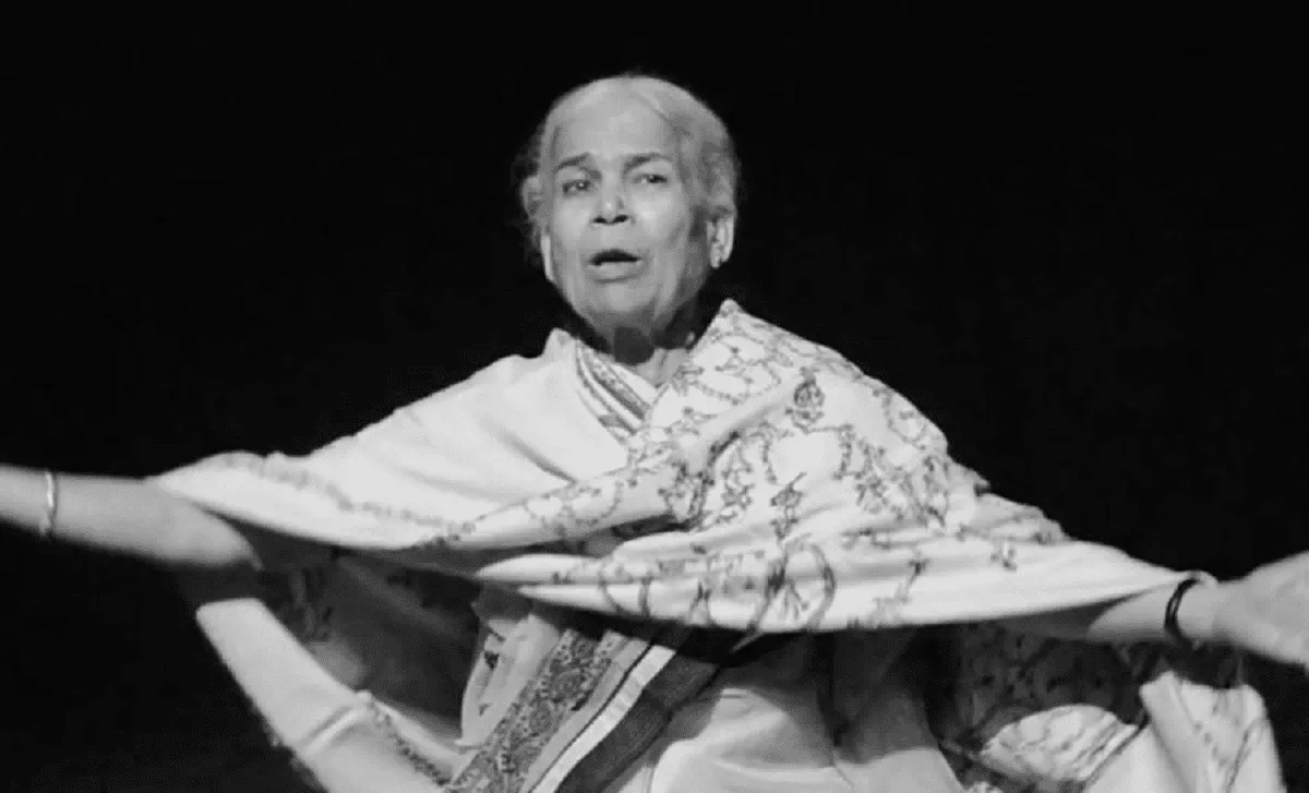 নাট্যব্যক্তিত্ব মায়া ঘোষের কালো-সাদা ছবি, অভিনয়রত অবস্থায়. Channel i News - চ্যানেল আই নিউজ