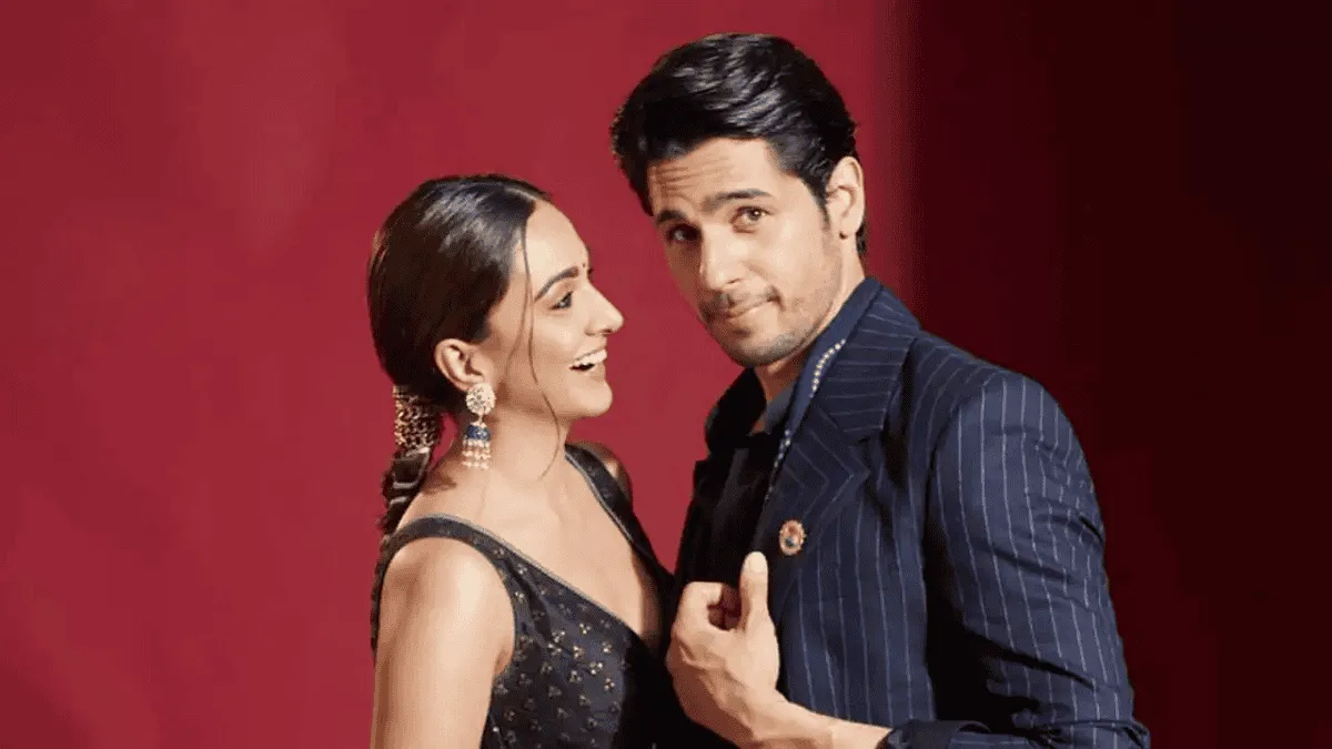 সিদ্ধার্থ ও কিয়ারা বিয়ের পোশাক পরেছেন, হাসিমুখে ছবি তুলছেন. Channel i News - চ্যানেল আই নিউজ