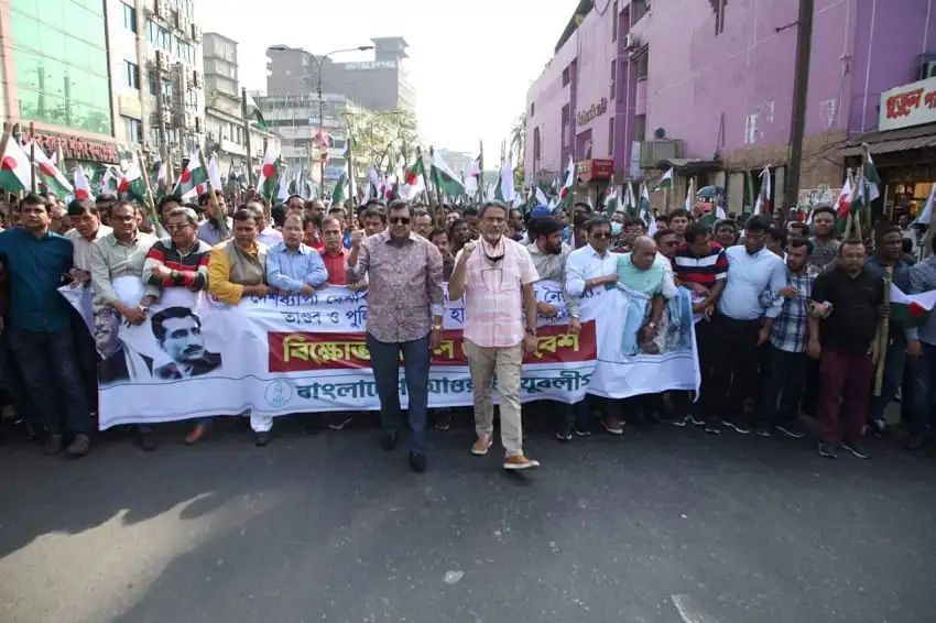 জনতা রাস্তায় দাঁড়িয়ে বিএনপি-জামাতের বিরুদ্ধে প্রতিবাদ জানাচ্ছে. Channel i News - চ্যানেল আই নিউজ