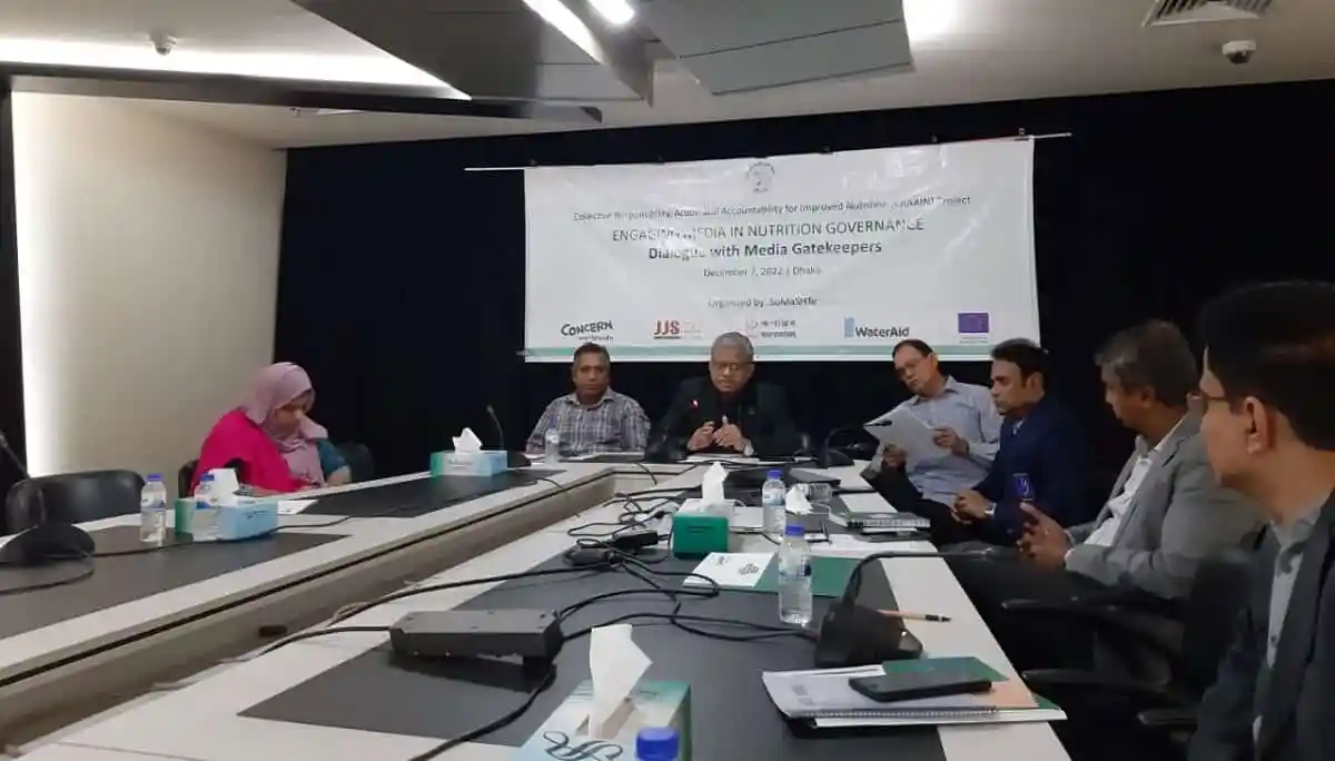 গণমাধ্যম সংলাপে অংশগ্রহণকারীরা পুষ্টি সুশাসন বিষয়ে আলোচনা করছেন. Channel i News - চ্যানেল আই নিউজ