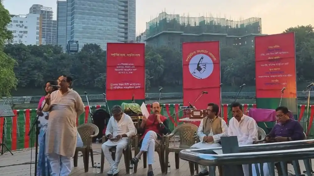 সংস্কৃতিকর্মীরা নদীর পাড়ে আলোচনা ও সভা করছেন. Channel i News - চ্যানেল আই নিউজ