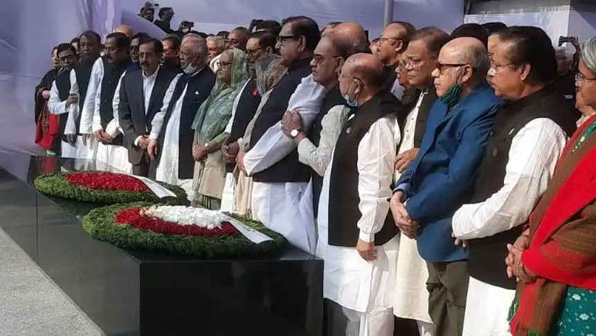 বঙ্গবন্ধুর প্রতিকৃতিতে আওয়ামী লীগের নেতারা শ্রদ্ধা জানাচ্ছেন. Channel i News - চ্যানেল আই নিউজ