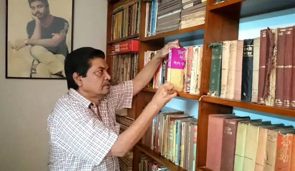 বইয়ের তাক থেকে বই নেওয়া ব্যক্তি, বাংলা সংবাদ পোর্টাল চ্যানেল আই অনলাইন. Channel i News - চ্যানেল আই নিউজ