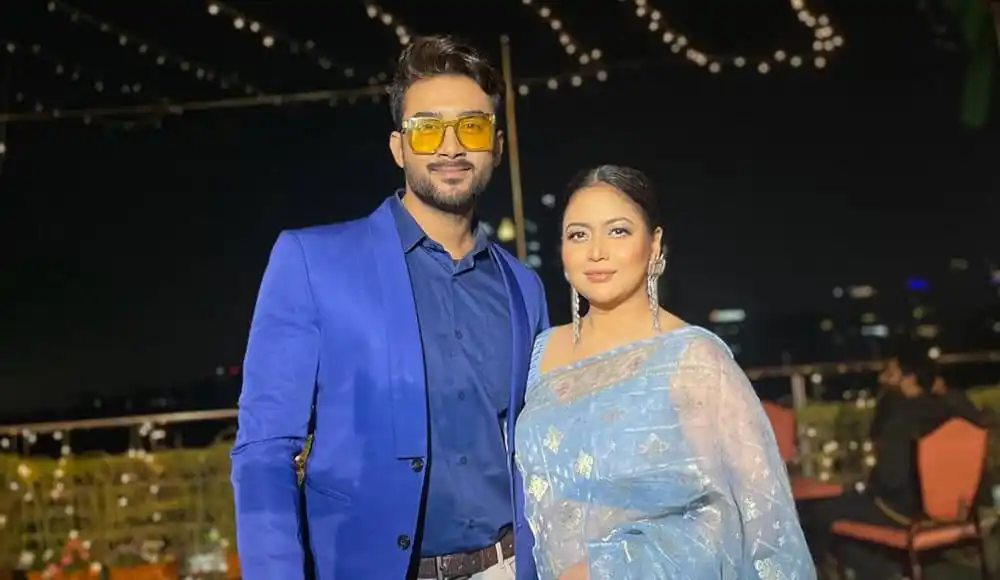রোশান ও ভাবনা একসঙ্গে হাসিমুখে ছবি তুলেছেন. Channel i News - চ্যানেল আই নিউজ