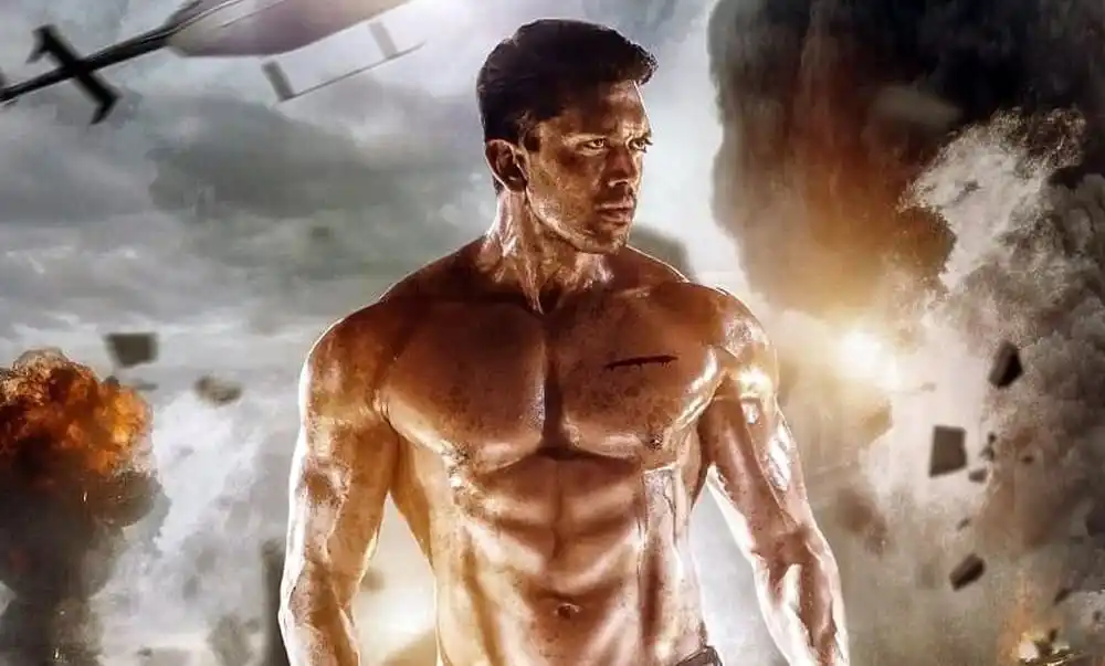 একজন পুরুষ যুদ্ধের দৃশ্যে, বিস্ফোরণ ও ধ্বংসের মাঝে. Channel i News - চ্যানেল আই নিউজ