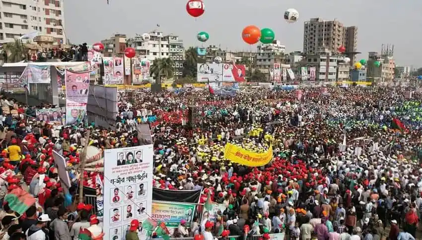 গণসমাবেশে বিপুল সংখ্যক মানুষ অংশগ্রহণ করছে, ব্যানার ও পতাকা উড়ছে. Channel i News - চ্যানেল আই নিউজ