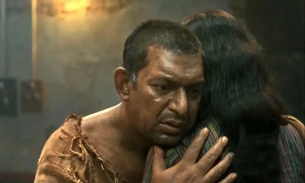 অভিনেতা কারাগার থেকে মুক্তির জন্য একজনের কাঁধে হাত রাখছেন. Channel i News - চ্যানেল আই নিউজ
