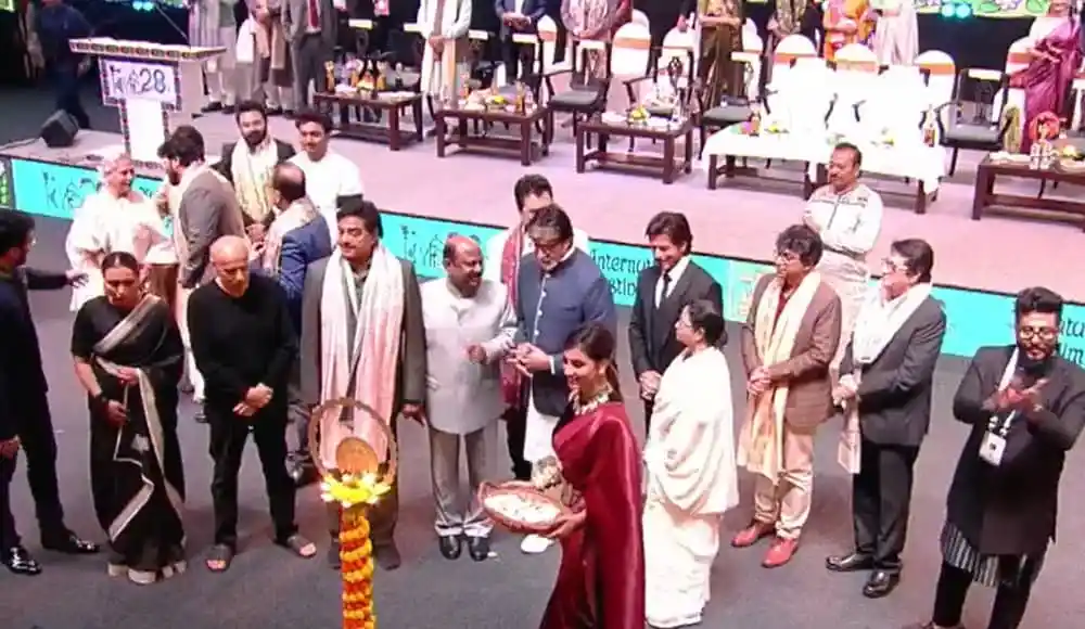 শ্যারন স্টোন ও শাহরুখ খান এক অনুষ্ঠানে সাক্ষাৎকারে. Channel i News - চ্যানেল আই নিউজ
