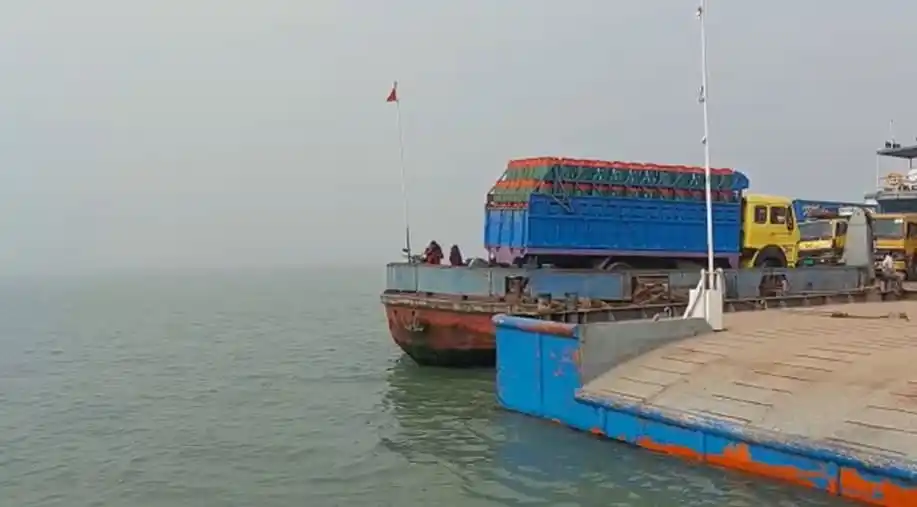চাঁদপুর-শরীয়তপুর ফেরি চলাচল শুরু, ট্রাক ও পণ্যবাহী যানবাহন পারাপার. Channel i News - চ্যানেল আই নিউজ