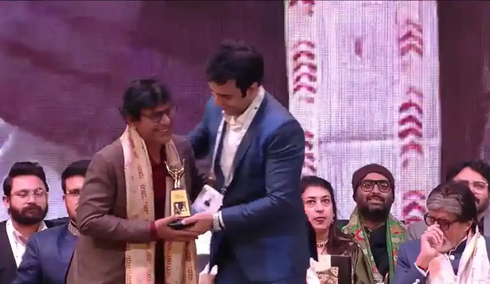 চঞ্চল চৌধুরী অমিতাভ-শাহরুখদের সঙ্গে একমঞ্চে, পুরস্কার গ্রহণের সময়. Channel i News - চ্যানেল আই নিউজ