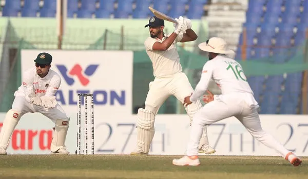 বাংলাদেশ ক্রিকেট দলের ব্যাটসম্যান ব্যাটিং করছে, আন্তর্জাতিক ক্রিকেট ম্যাচ. Channel i News - চ্যানেল আই নিউজ