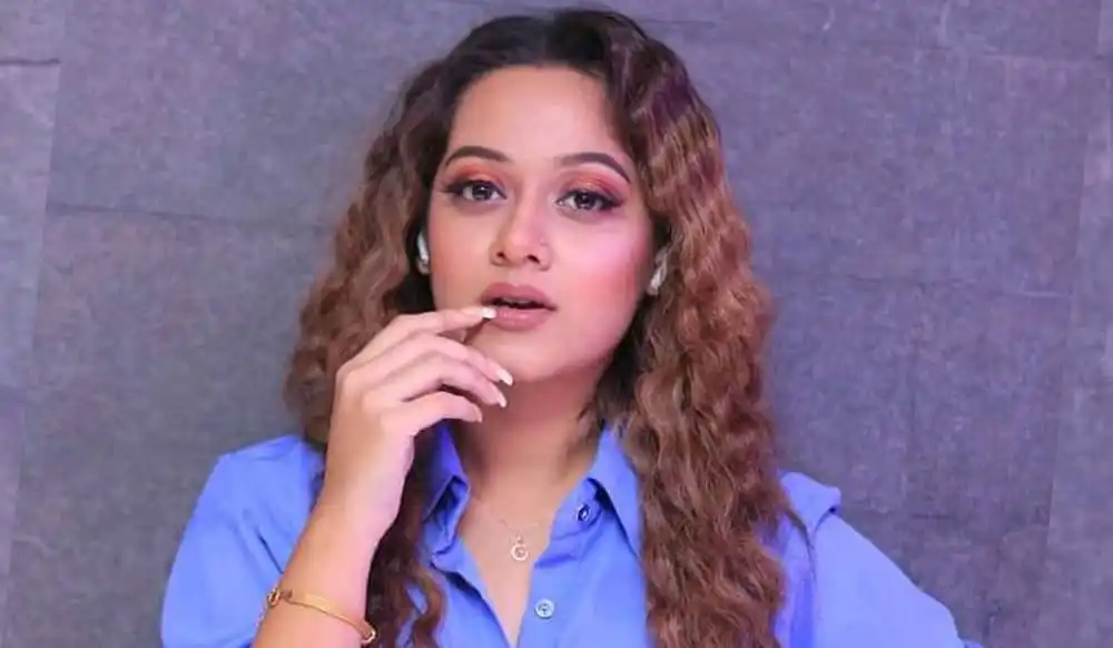 দীঘির সুন্দর ছবি, তিনি হালকা মেকআপ ও ব্লু শার্ট পরেছেন. Channel i News - চ্যানেল আই নিউজ