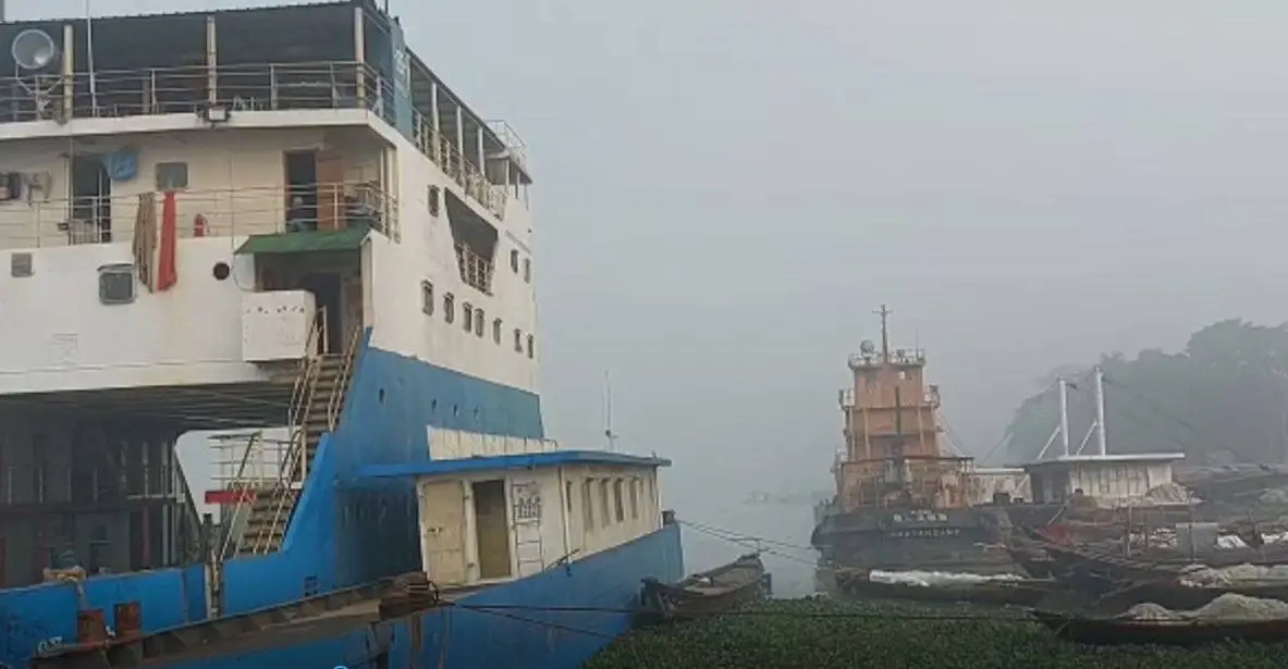 ঘন কুয়াশায় ঢাকা পদ্মা-মেঘনা নদীতে নৌযান ও ফেরি বন্ধ রয়েছে।. Channel i News - চ্যানেল আই নিউজ