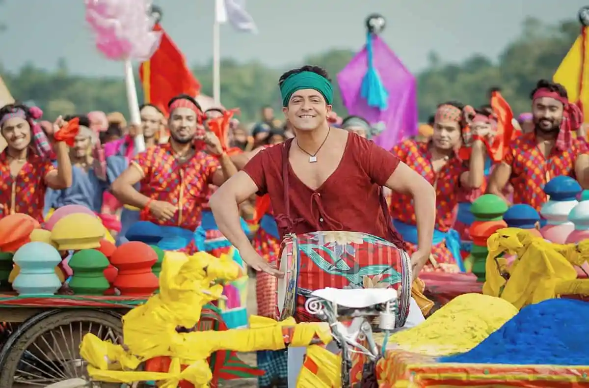 শাকিব খান অভিনীত গলুই সিনেমার দৃশ্য, উৎসবমুখর পরিবেশে নাচ-গান. Channel i News - চ্যানেল আই নিউজ