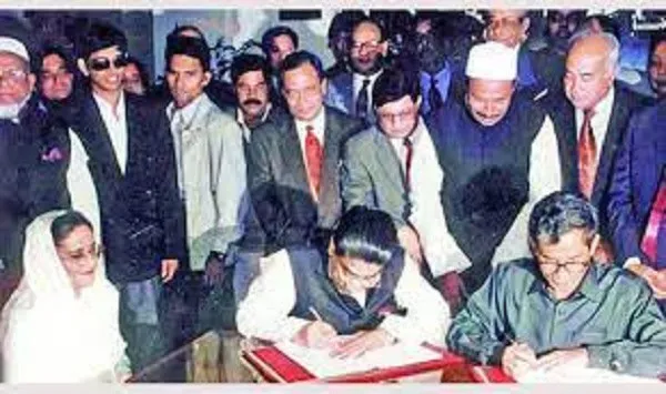 শান্তিচুক্তি স্বাক্ষর অনুষ্ঠানে উপস্থিত রাজনীতিবিদ ও কর্মকর্তারা. Channel i News - চ্যানেল আই নিউজ