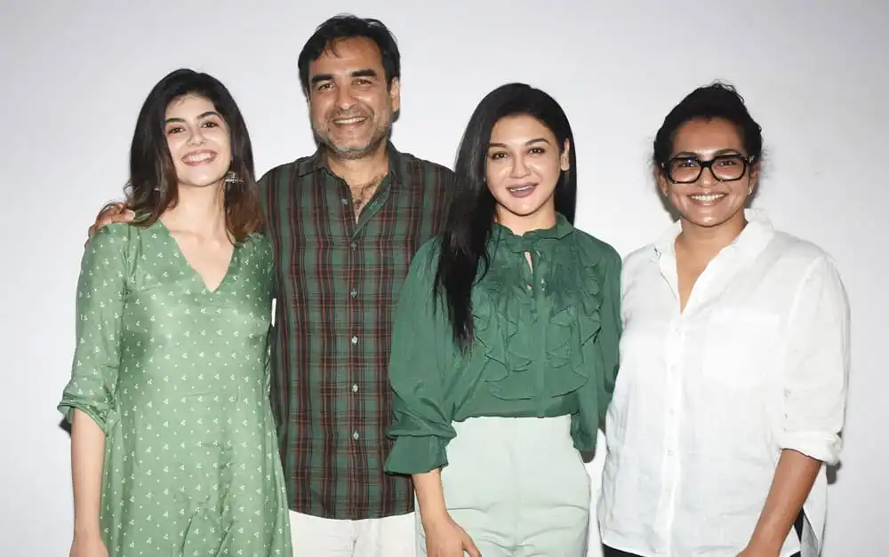 জয়া আহসানসহ চারজন নারী ও পুরুষের ছবি, সবাই হাসছে. Channel i News - চ্যানেল আই নিউজ