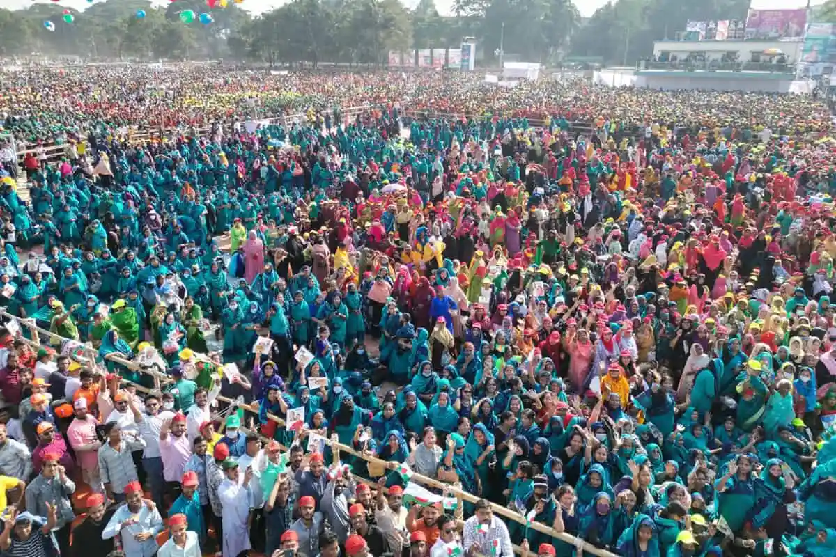 চট্টগ্রামের পলো গ্রাউন্ডে ব্যাপক জনসমাগম, বিভিন্ন বয়সের মানুষ উপস্থিত. Channel i News - চ্যানেল আই নিউজ
