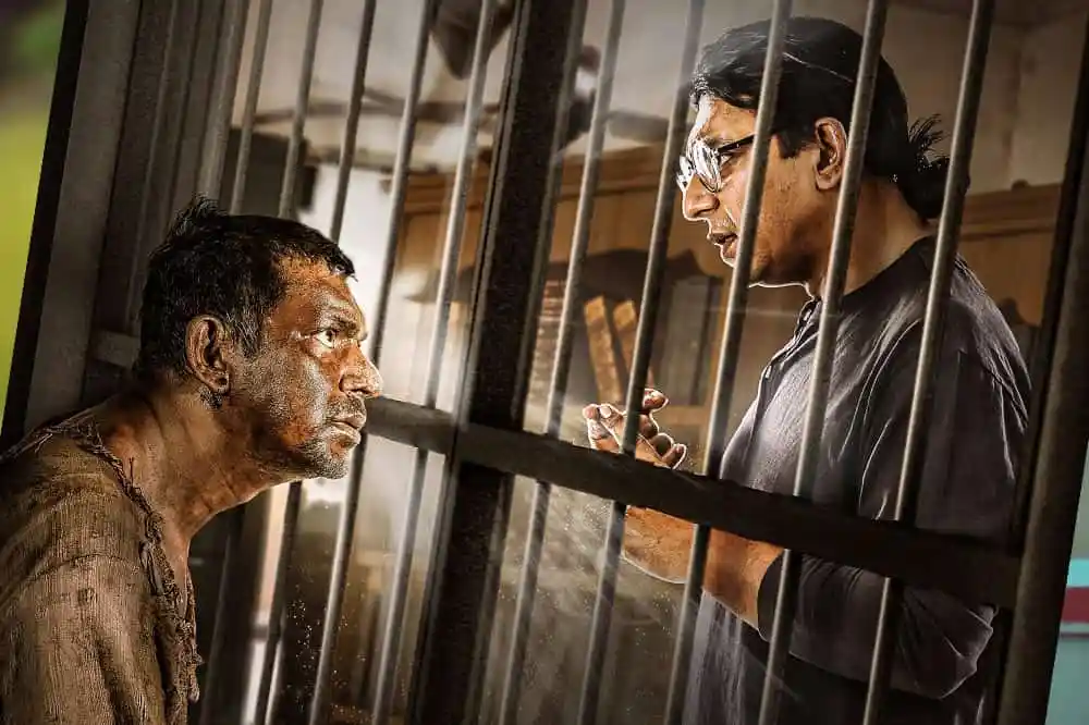 অভিযুক্ত ব্যক্তি ও আইনজীবীর সাক্ষাৎ, জেলখানার কাচের দরজার সামনে. Channel i News - চ্যানেল আই নিউজ
