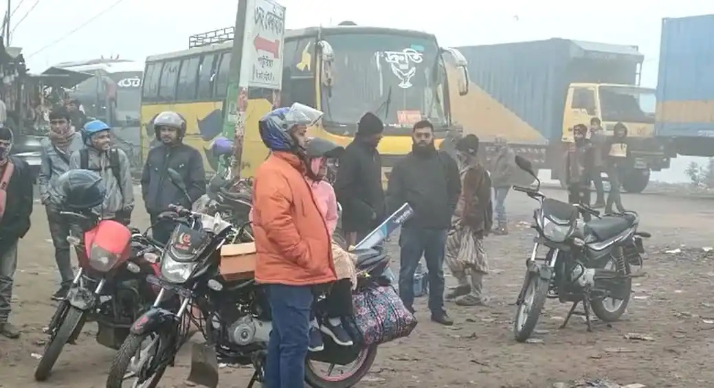 পাটুরিয়া-দৌলতদিয়া ফেরি ঘাটে যাত্রীরা অপেক্ষা করছে।. Channel i News - চ্যানেল আই নিউজ