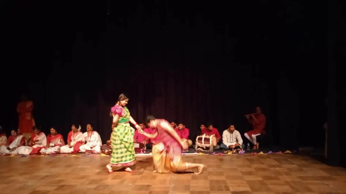 উদীচীর নকশী কাঁথার মাঠের নাট্য পরিবেশনা, দর্শক ও শিল্পীরা উপস্থিত. Channel i News - চ্যানেল আই নিউজ