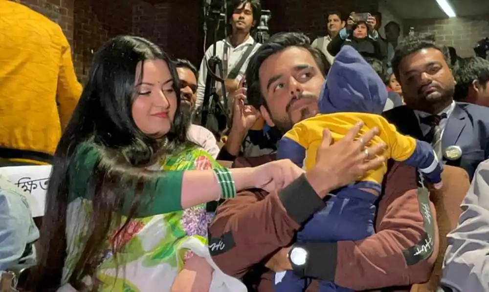রাজ-পরীর সাথে সিয়ামের ছবি, পারিবারিক মুহূর্তের ছবি. Channel i News - চ্যানেল আই নিউজ