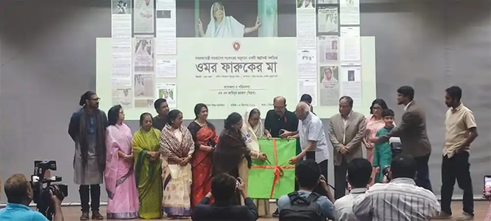 বিপ্লবের ‘ওমর ফারুকের মা’ বিষয়ক নাটকের দৃশ্য, পুলিশ ও অভিনেতা উপস্থিত. Channel i News - চ্যানেল আই নিউজ