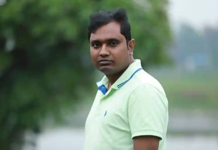 বাংলাদেশি যুবক প্রকৃতির মাঝে দাঁড়িয়ে, শান্ত পরিবেশে. Channel i News - চ্যানেল আই নিউজ