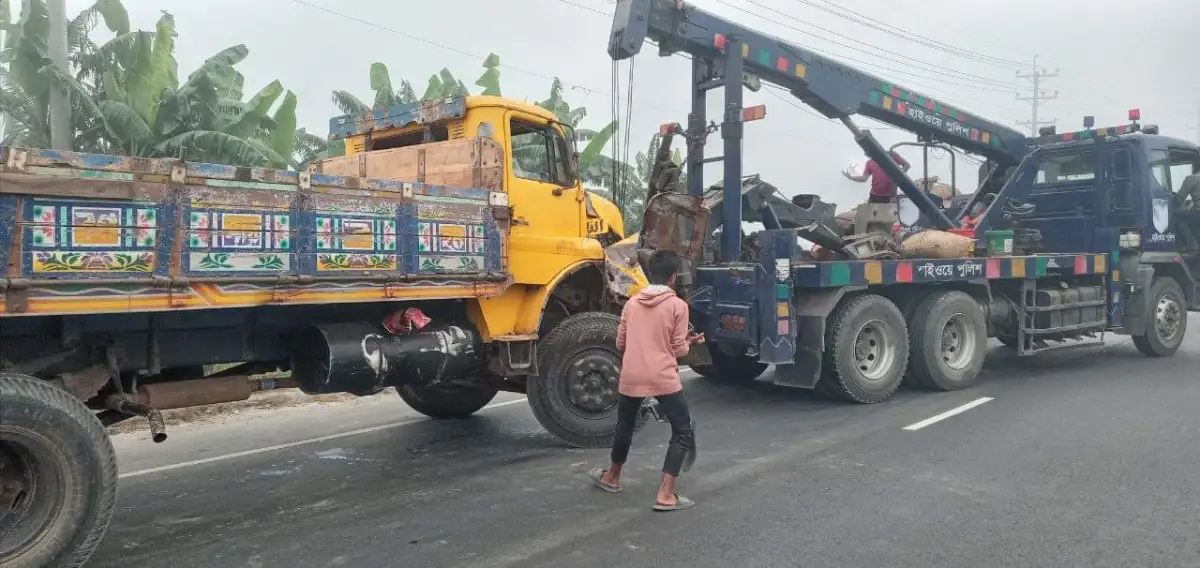 ঘন কুয়াশায় মহাসড়কে দুর্ঘটনা, ট্রাক ও ট্রাক্টর সংঘর্ষ. Channel i News - চ্যানেল আই নিউজ