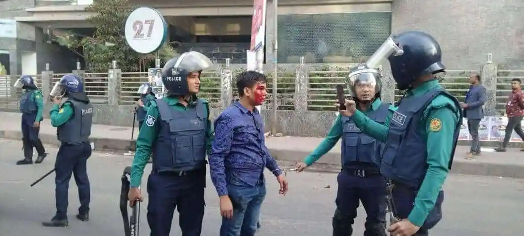 পল্টনে পুলিশের সাথে বিএনপি নেতাকর্মীদের সংঘর্ষের দৃশ্য. Channel i News - চ্যানেল আই নিউজ