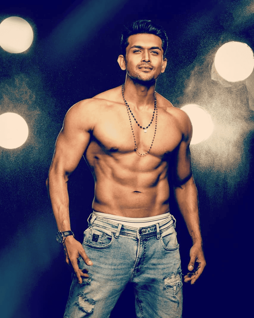 চ্যানেল আই অনলাইন, যুবক তার সিক্স প্যাক দেখাচ্ছে. Channel i News - চ্যানেল আই নিউজ