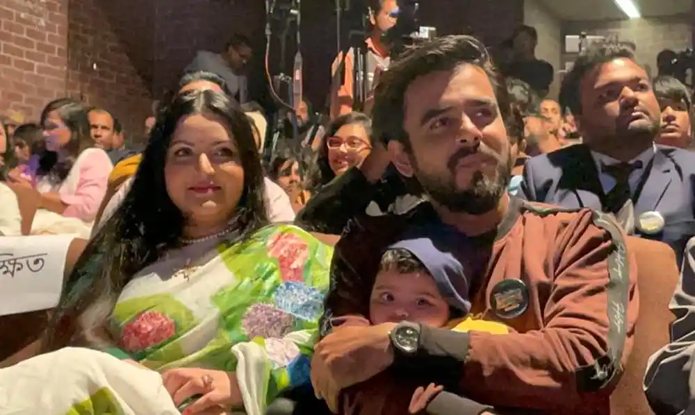 সিয়ামের কোলে রাজ-পরীর ছবি, পারিবারিক মুহূর্তের সুন্দর ছবি. Channel i News - চ্যানেল আই নিউজ
