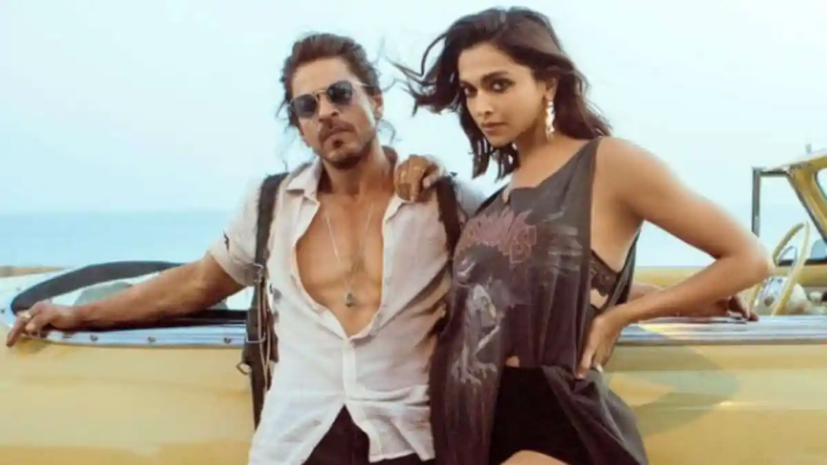 দুটি মানুষ সমুদ্রের পাড়ে দাঁড়িয়ে, একে অপরের পাশে, সূর্যাস্তের দৃশ্যের সামনে।. Channel i News - চ্যানেল আই নিউজ
